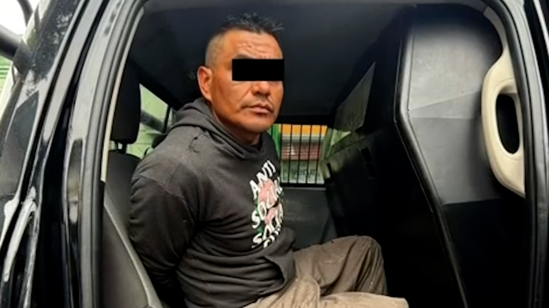 Cámaras del C4 Monterrey detectaron un vehículo Chevrolet con reporte de robo en Apodaca. La policía logró la detención del conductor en el centro de la ciudad.