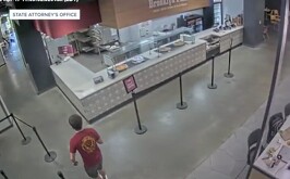 Captura de cámara de seguridad del momento del tiroteo en Florida.