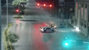 La alerta fue emitida por un vecino, quien se percató de que varios individuos habían ingresado al local a través del techo y huyeron.