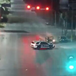 La alerta fue emitida por un vecino, quien se percató de que varios individuos habían ingresado al local a través del techo y huyeron.