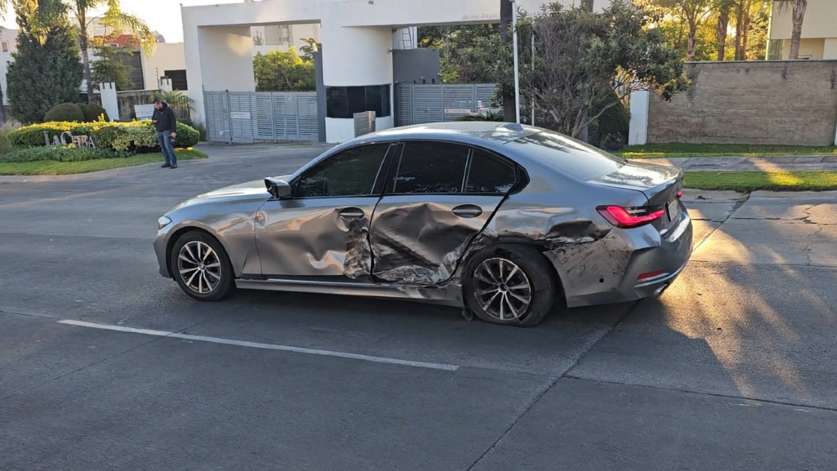 Automóvil BMW abollado y raspado del costado izquierdo tras ser impactado por una camioneta en avenidas de Zapopan