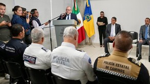 Fiscal de Jalisco, Salvador González de los Santos delante de un podio hablando frente a medios y oficiales de distintas dependencias de seguridad estatales