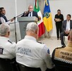 Fiscal de Jalisco, Salvador González de los Santos delante de un podio hablando frente a medios y oficiales de distintas dependencias de seguridad estatales