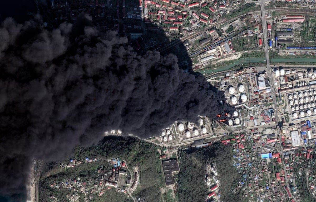 Foto tomada desde el cielo en el que se ve como una refinería en Rusia se prende en llamas