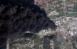 Foto tomada desde el cielo en el que se ve como una refinería en Rusia se prende en llamas