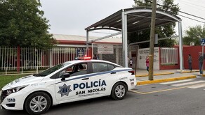 Movilización de Policía de San Nicolás afuera de secundaria.