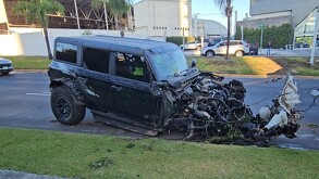 Camioneta 4X4 Bronco Raptor completamente destrozada de la parte frontal tras chocar en avenidas de Zapopan con jardineras a los lados