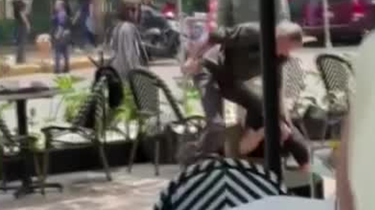 Dos hombres fueron captados protagonizando una riña en una cafetería frente al Parque España, en la colonia Condesa.