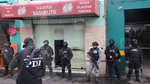 Policías aseguran la taquería ‘Raquelito’ en la colonia Guerrero.
