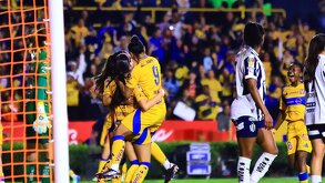 Jugadoras de Tigres celebrando un gol ante Rayadas en el Clásico Regio Femenil.