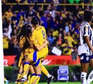 Jugadoras de Tigres celebrando un gol ante Rayadas en el Clásico Regio Femenil.