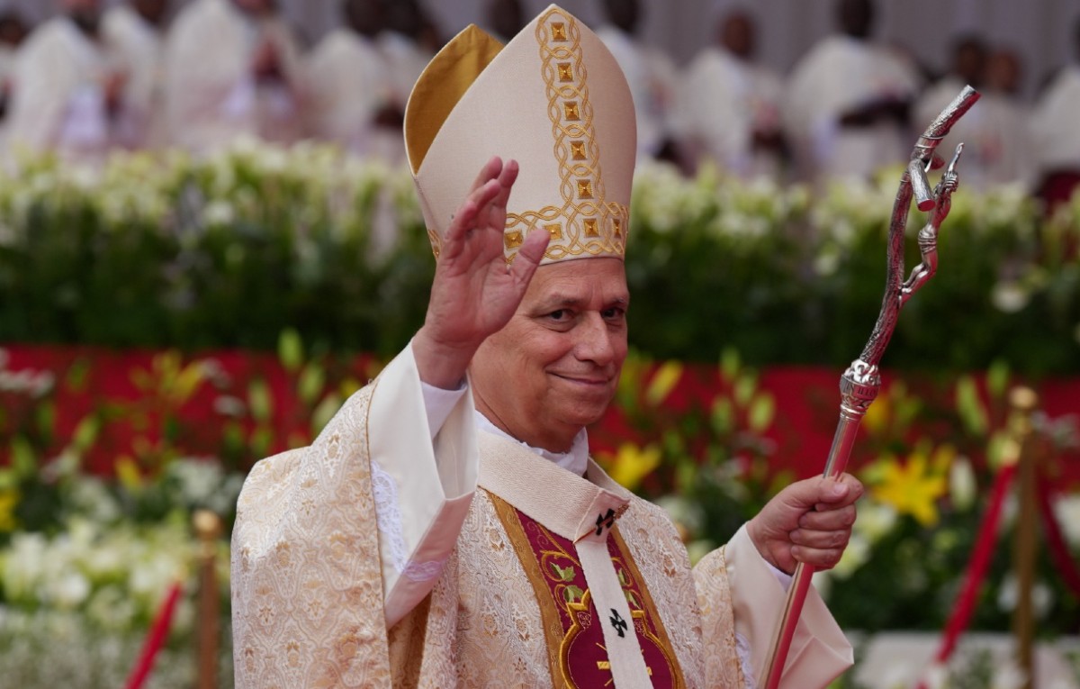 El papa León XIV llega para celebrar una misa en el estadio Malabo en Malabo, Guinea Ecuatorial, el jueves 23 de abril de 2026, en el último día de su visita.