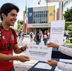 Estudiante de la Universidad de Guadalajara con playera de Leones Negros recibiendo el apoyo de Becas Universitarias al Estilo Jalisco