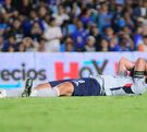 Erik Lira lamentándose durante el partido de Cruz Azul contra Querétaro.