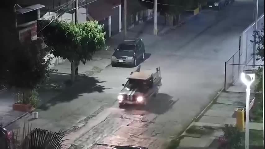 Se logró interceptar el vehículo y detener a los sospechosos en la intersección del bulevar Independencia y la calle Múzquiz.