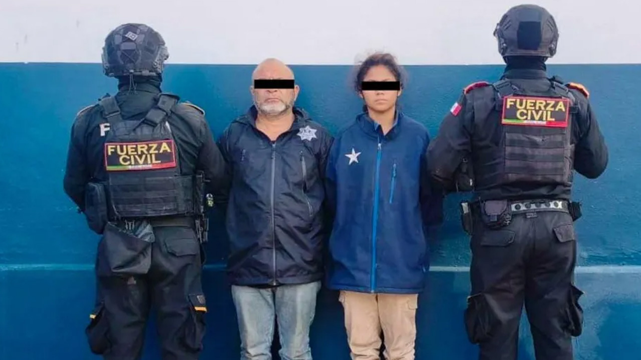 Una pareja fue detenida con armas, droga y vestimenta policial en el municipio de Villaldama, Nuevo León.