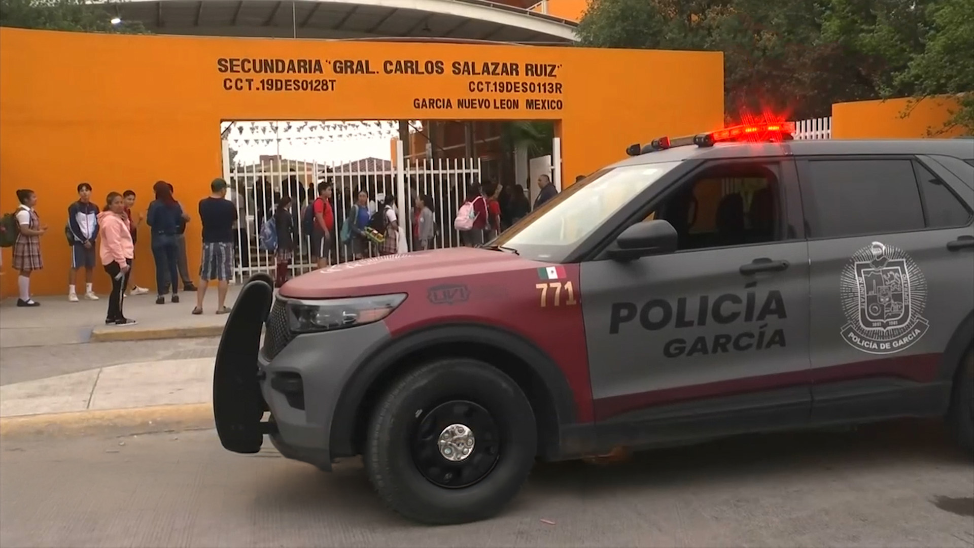 El Ejército Mexicano y la Guardia Nacional resguardan la secundaria 113 en García, Nuevo León, tras amenazas de tiroteo vinculadas a un reto viral de TikTok.