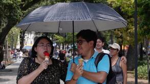 Personas cubriéndose el sol por calor en CdMx