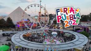 vista aérea de juegos mecánicos y personas en el recinto de la feria de puebla 2026