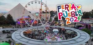 vista aérea de juegos mecánicos y personas en el recinto de la feria de puebla 2026