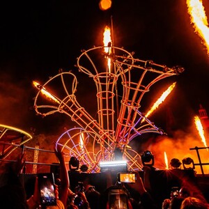 GDLUZ 2024 durante la noche, una imagen en la que se ven trompetas formadas con luz.