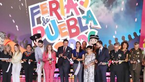 el gobernador alejandro armenta y otras personas en la inauguración de la feria de puebla 2026