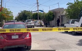 Autoridades atendiendo el reporte de un hombre muerto al interior de su vivienda en Rincón La Merced.