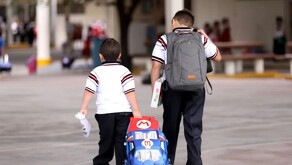 Niños llegando a escuela en Nuevo León