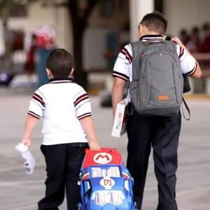 Niños llegando a escuela en Nuevo León