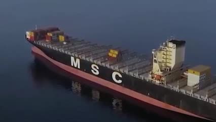 El video muestra una pequeña embarcación acercándose a un buque portacontenedores antes de que el personal suba a bordo.