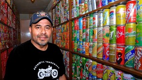 Conoce a Francisco Román, el coleccionista de Puebla, que lleva más de 30 años reuniendo historias del fondo de la basura con más de 2 mil 500 piezas.
