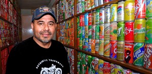 Conoce a Francisco Román, el coleccionista de Puebla, que lleva más de 30 años reuniendo historias del fondo de la basura con más de 2 mil 500 piezas.
