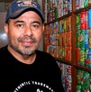 Conoce a Francisco Román, el coleccionista de Puebla, que lleva más de 30 años reuniendo historias del fondo de la basura con más de 2 mil 500 piezas.