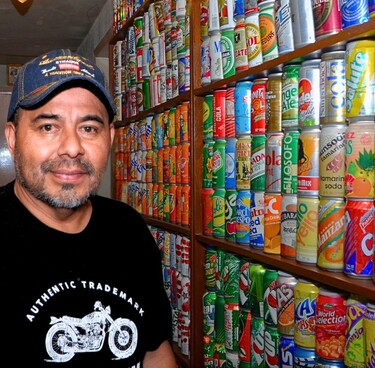 Conoce a Francisco Román, el coleccionista de Puebla, que lleva más de 30 años reuniendo historias del fondo de la basura con más de 2 mil 500 piezas.
