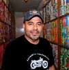 Conoce a Francisco Román, el coleccionista de Puebla, que lleva más de 30 años reuniendo historias del fondo de la basura con más de 2 mil 500 piezas.