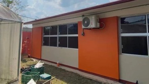 Fachada de una escuela primaria indígena en Oaxaca.