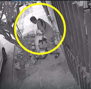 Hombre robando en casa