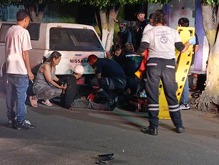 Paramédicos atienden a herido tendido en el suelo tras accidente vial en Tlaquepaque