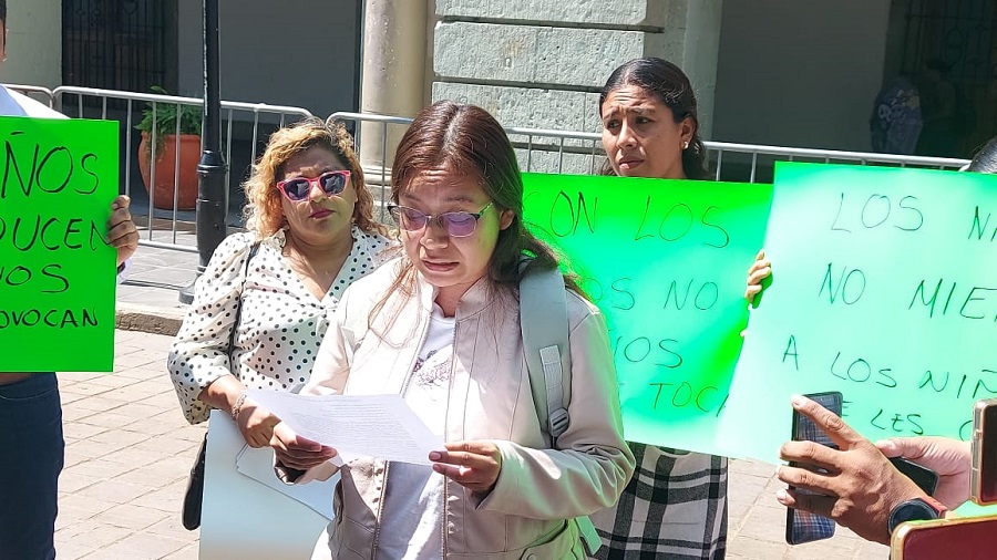 Mujeres protestando con pancartas en Oaxaca.