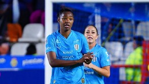 Daiane Lameira con Rayadas en un partido de Liga MX Femenil.