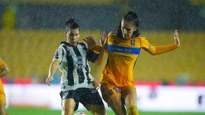 Rayadas y Tigres Femenil en el Clásico Regio del Apertura 2025.
