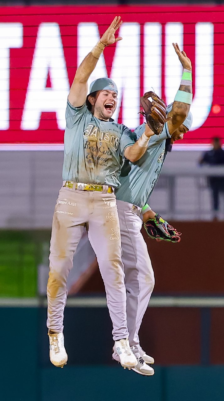 Mateo Gil celebrando triunfo de Charros de Jalisco tras encuentro contra Tecos de los Dos Laredos