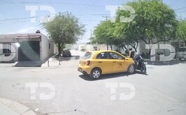 Motociclistas chocando contra un taxi al salir del funeral de un joven que murió en accidente automovilístico en Torreón.