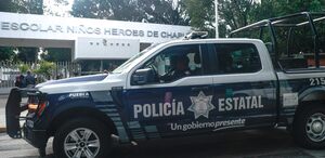 Patrulla de policía estacionada afuera del Centro Escolar Niños Héroes de Chapultepec, en Puebla.
