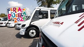 personas caminando en la feria de puebla