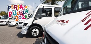 personas caminando en la feria de puebla