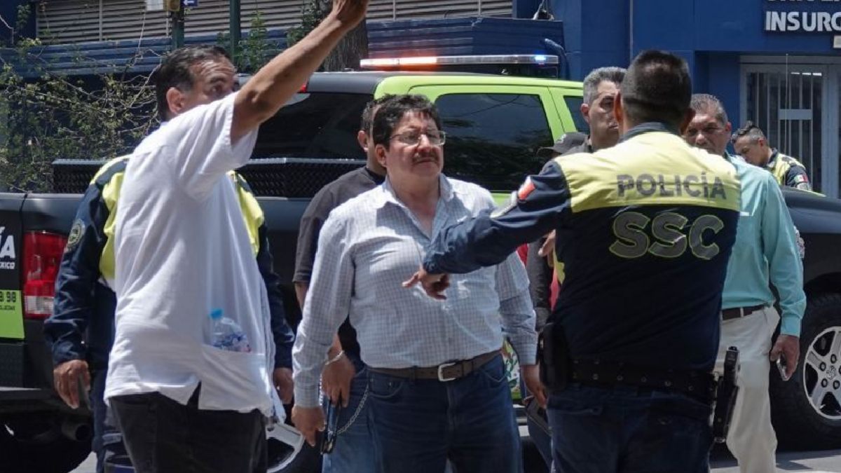 Hombres peleando en la vía pública.