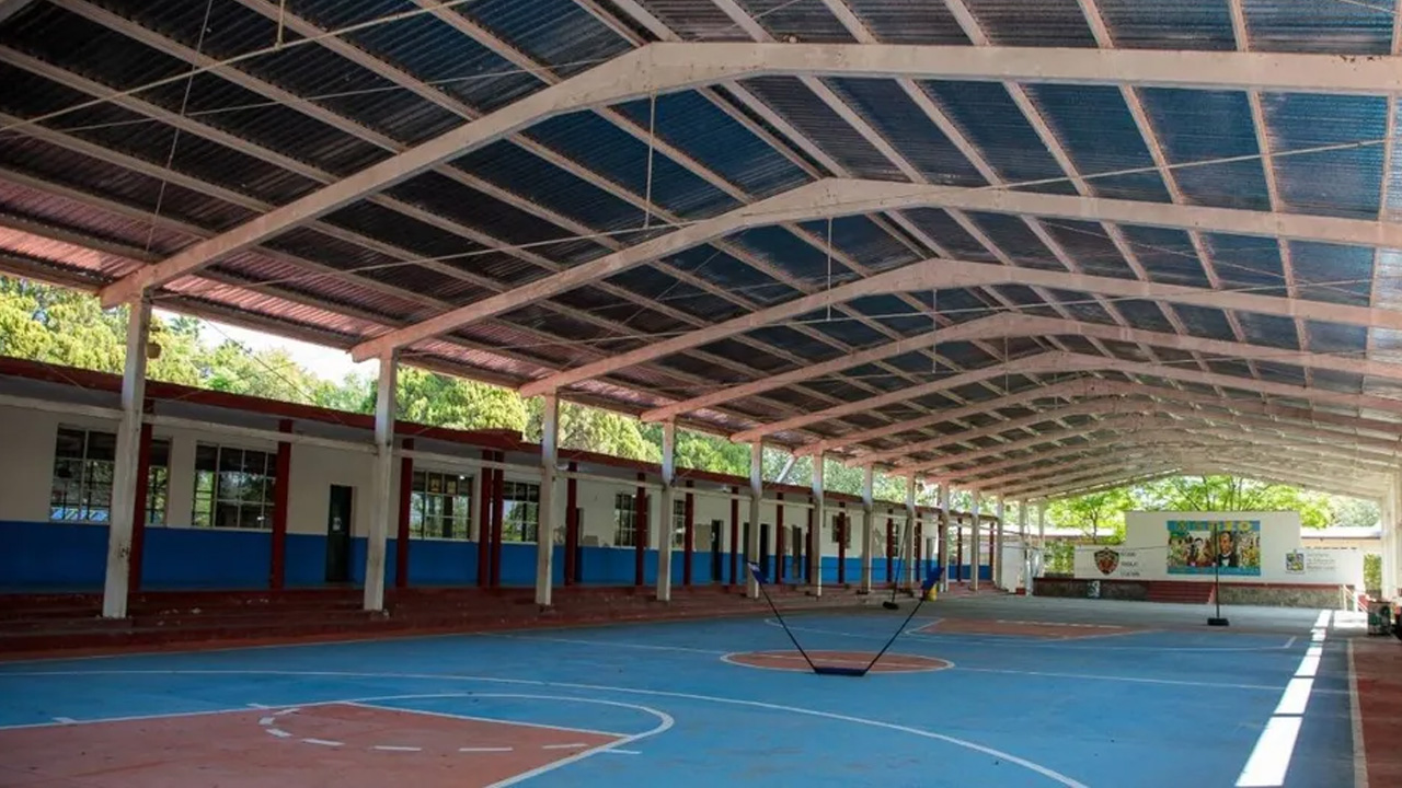 La Secretaría de Educación de Nuevo León informó que aplica protocolos ante amenazas en escuelas.