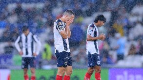 Sergio Canales lamentándose tras la derrota de Rayados con Pachuca.