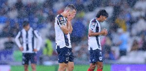 Sergio Canales lamentándose tras la derrota de Rayados con Pachuca.